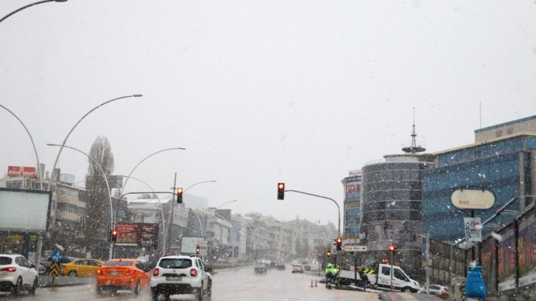 Ankara’da kar yağışı etkili oldu: 2 bin 621 personel sahada