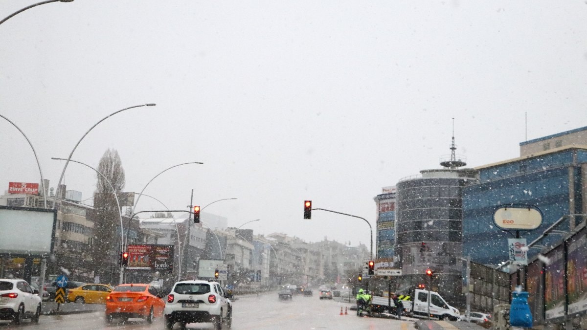 Ankara’da kar yağışı etkili oldu: 2 bin 621 personel sahada