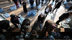 Ankara’da kesintiler nedeniyle vatandaşlar çeşmelerden su dolduruyor