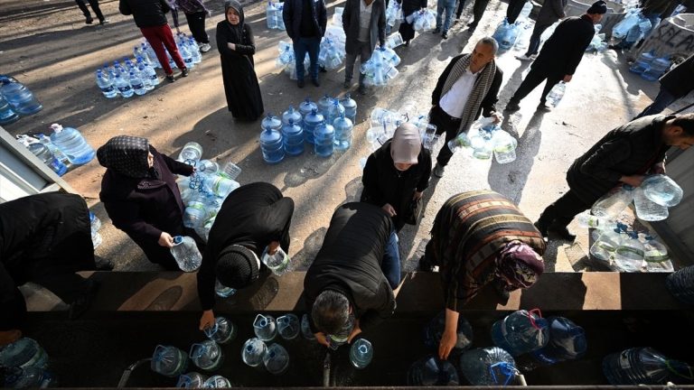 Ankara’da kesintiler nedeniyle vatandaşlar çeşmelerden su dolduruyor