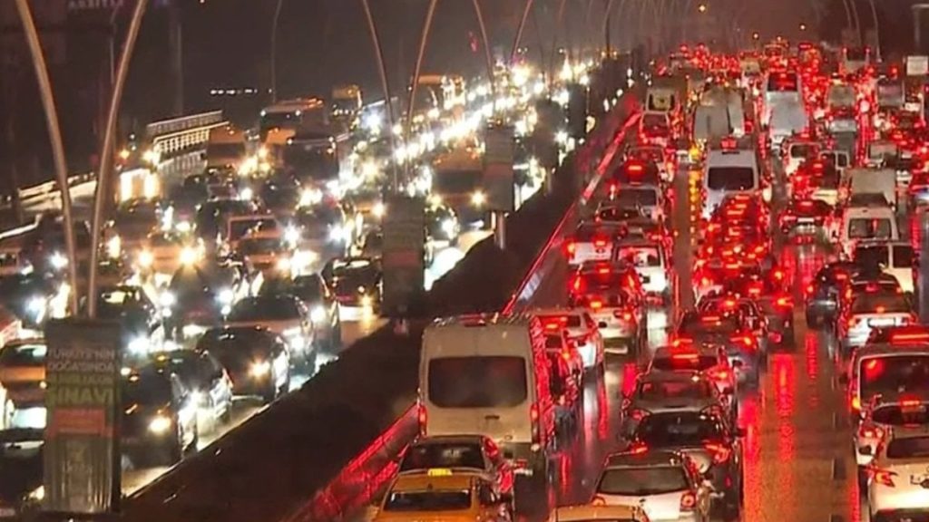 Ankara’da ulaşım sorunu: İş çıkışında trafik kilitlendi