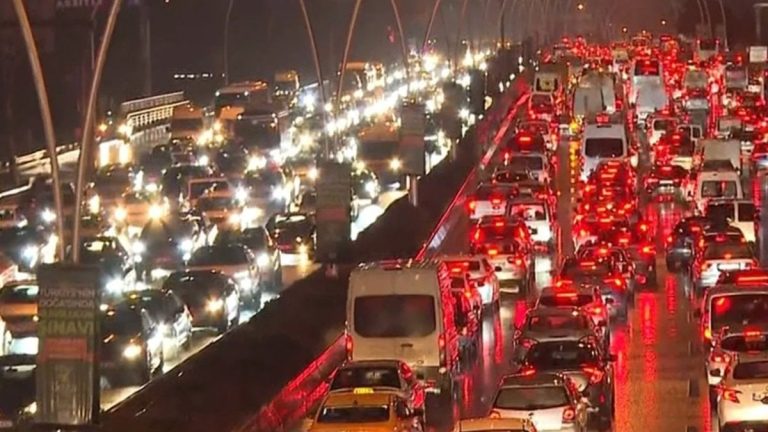 Ankara’da ulaşım sorunu: İş çıkışında trafik kilitlendi