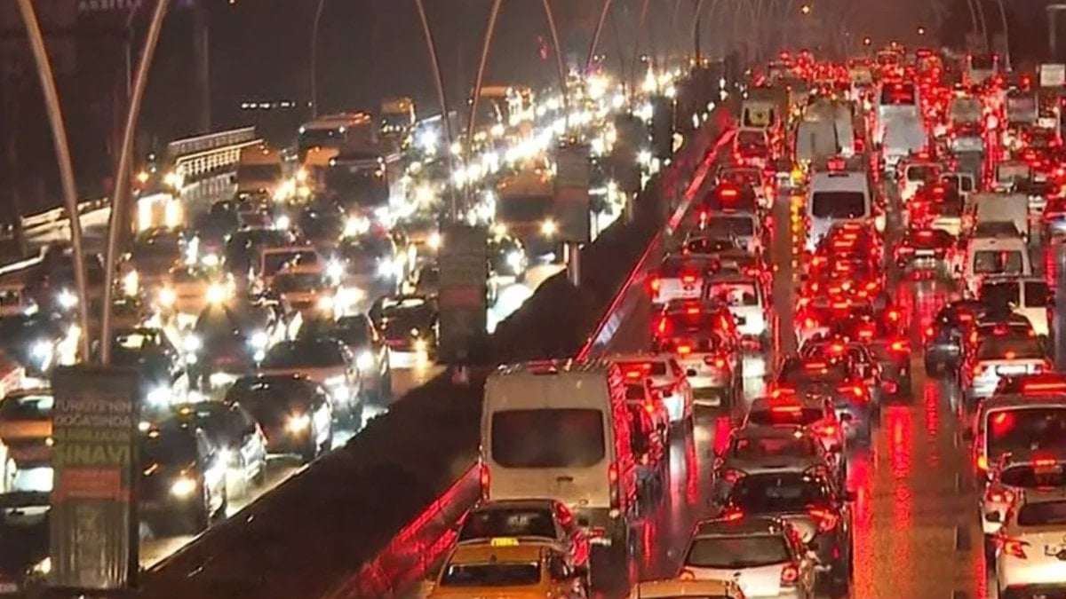 Ankara’da ulaşım sorunu: İş çıkışında trafik kilitlendi