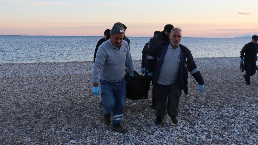 Antalya’da balık tutan bir kişinin oltasına ceset takıldı