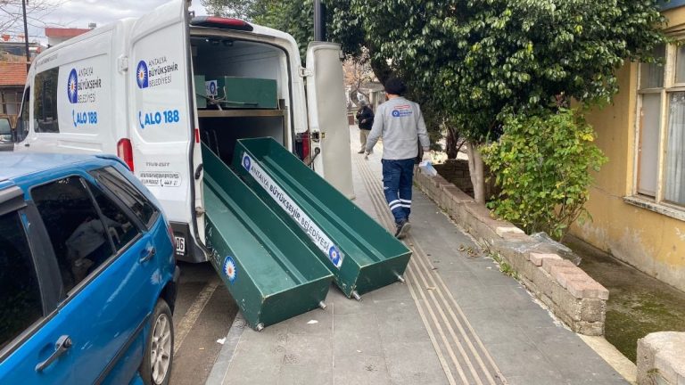 Antalya’da eşini ve 7 yaşındaki kızını katletti