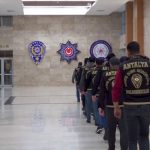 Antalya’da kendilerini polis ve savcı olarak tanıtıp 16 milyon liralık vurgun yaptılar