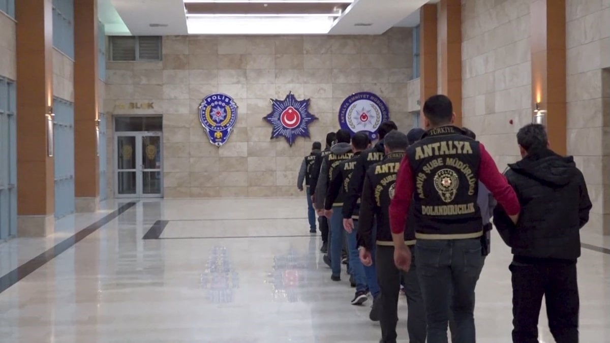 Antalya’da kendilerini polis ve savcı olarak tanıtıp 16 milyon liralık vurgun yaptılar