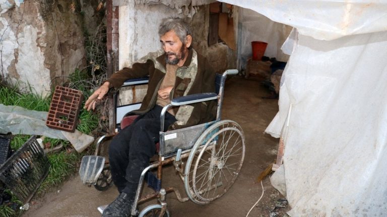 Antalya’da muşambayla çevrili alanda yaşam mücadelesi