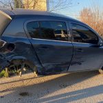 Antalya’da otomobil, çarpışmanın ardından demir bariyerde asılı kaldı