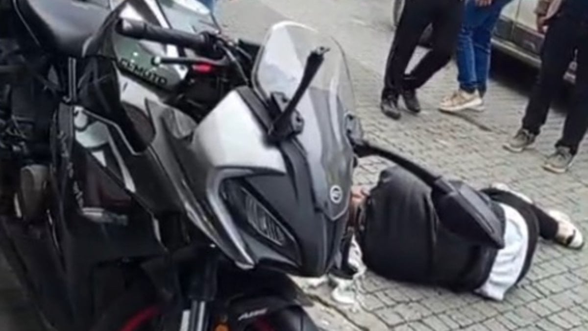 Antalya’da otomobille motosiklet çarpıştı: O anlar kamerada