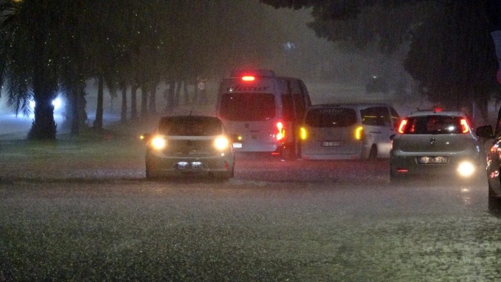 Antalya’da sağanak yağış hayatı felç etti: Birçok araç yollarda mahsur kaldı