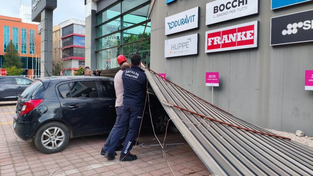 Antalya’da şiddetli rüzgâr, hayatı felç etti