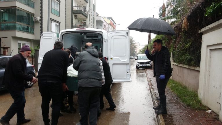 Antalya’da yaşlı kadın, evinde hayatını kaybetmiş halde bulundu