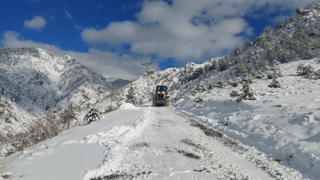Artvin’de kar yağışı nedeniyle 34 köy yolu ulaşıma kapandı