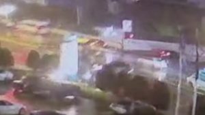 Avcılar’da polisten kaçış, kazayla bitti: 2 yaralı