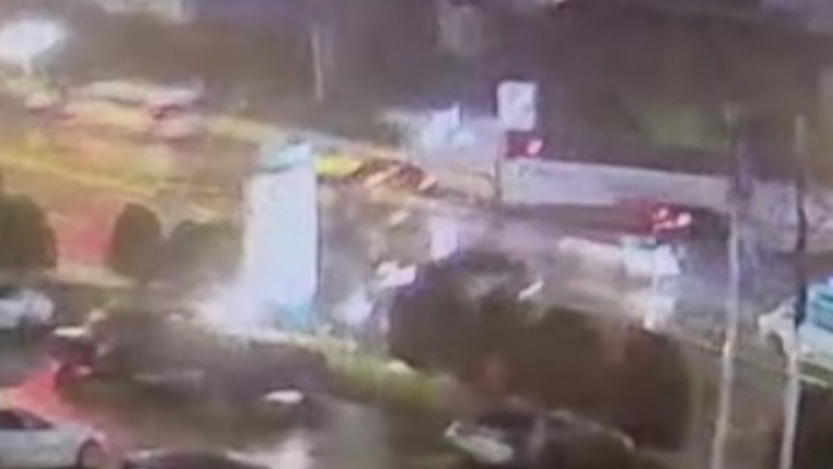 Avcılar’da polisten kaçış, kazayla bitti: 2 yaralı