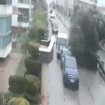 Aydın’da fırtınada kökünden sökülen ağaç devrildi