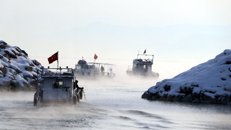 Balıkçılar, Van Gölü’ne buzları kırıp açılıyor