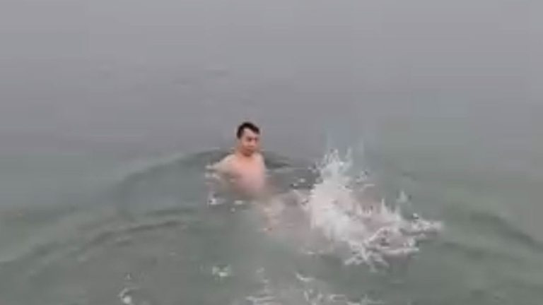 Bartın’da soğuk havada deniz keyfi