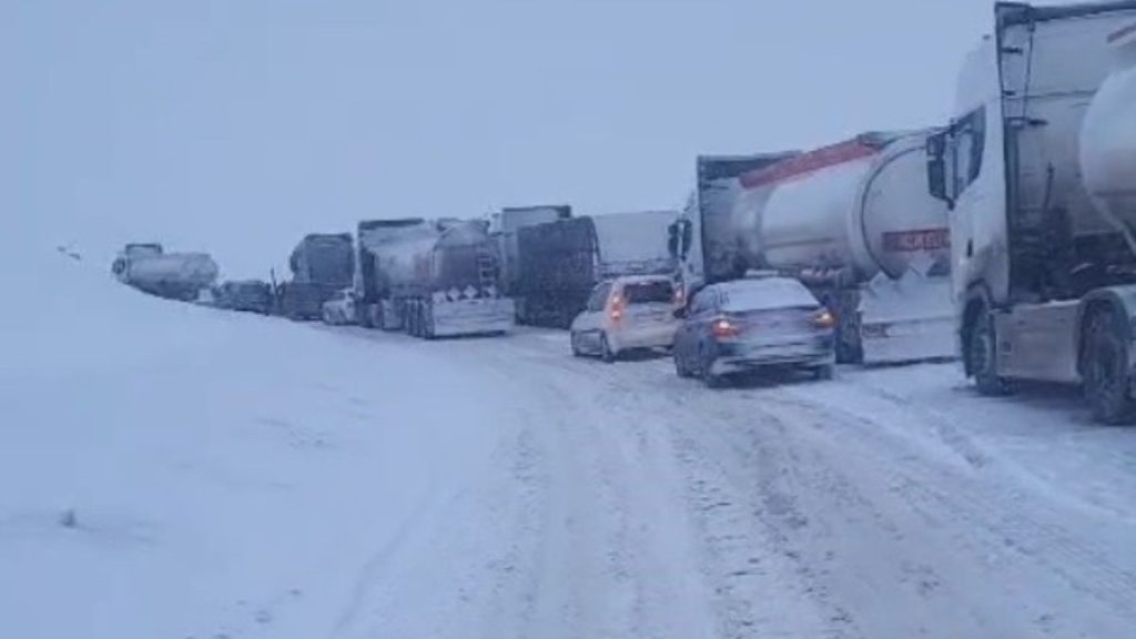 Bayburt Kop Dağı Geçidi’nde tipi nedeniyle araçlar yolda kaldı