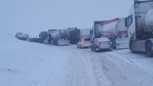 Bayburt Kop Dağı Geçidi’nde tipi nedeniyle araçlar yolda kaldı