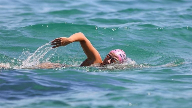 Bengisu Avcı, bu kez buzullardaki erimeye karşı kulaç atacak