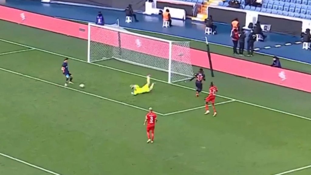Bertuğ Yıldırım adeta imkansızı başardı: Kaçırdığı gol sosyal medyayı salladı