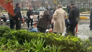 Beyoğlu’nda devrilen tabela, genç kadını ağır yaraladı