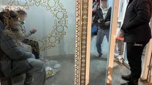 Bilecik’te minibüs durağını kirleten gençler hatalarının telafisi için yerleri temizledi