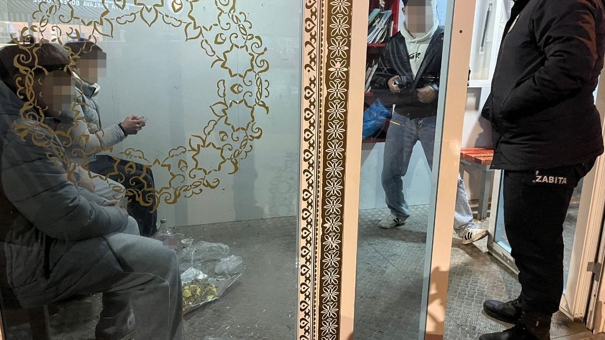 Bilecik’te minibüs durağını kirleten gençler hatalarının telafisi için yerleri temizledi