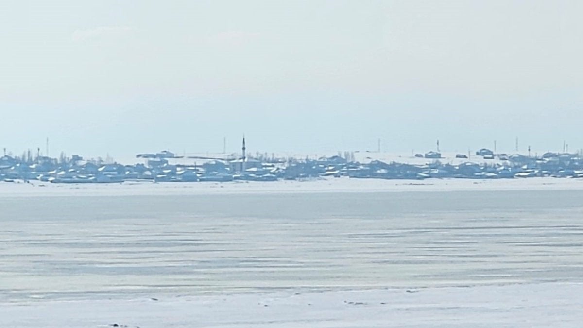 Bitlis kuş cenneti Arin Gölü dondu