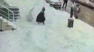 Bitlis’te çatıdan düşen kar kütlesi genç kızın hayatına mal oldu