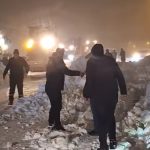 Bitlis’te seyir halinde üzerine çığ düşen yakıt tankerinin sürücüsü kurtarıldı