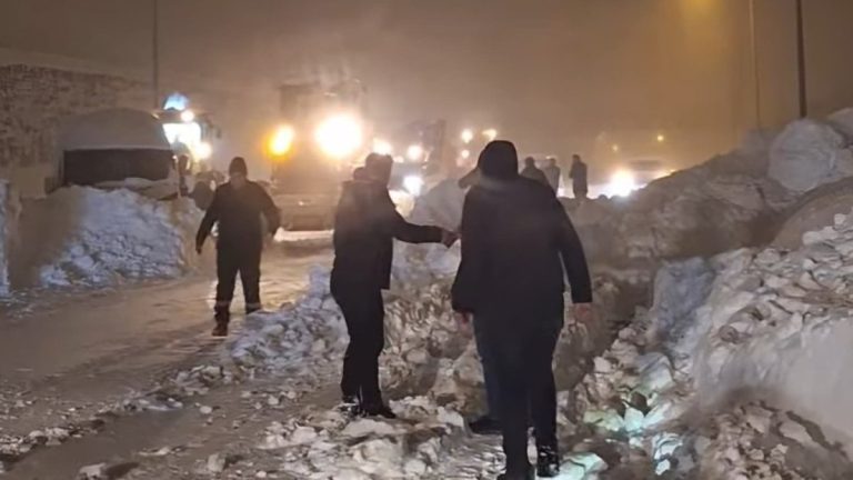 Bitlis’te seyir halinde üzerine çığ düşen yakıt tankerinin sürücüsü kurtarıldı