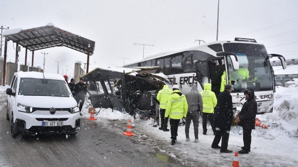 Bitlis’te yolcu otobüsünün kaza görüntüleri ortaya çıktı