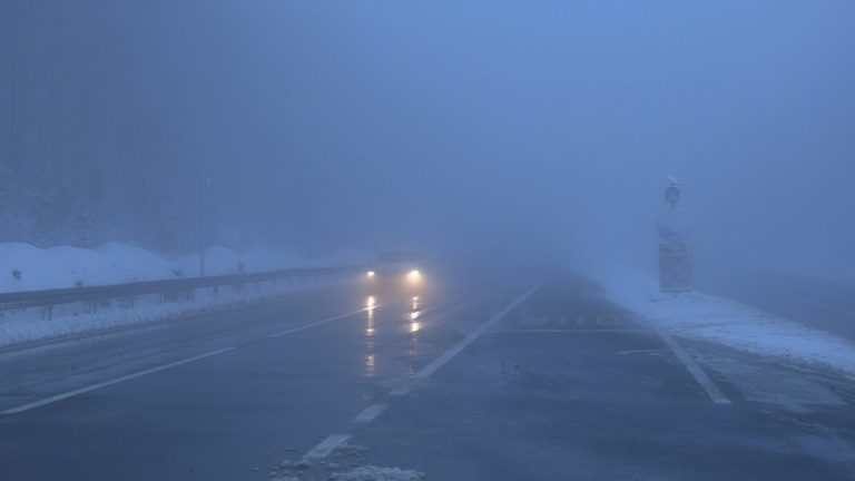 Bolu Dağı’nda sis ve hafif kar yağışı