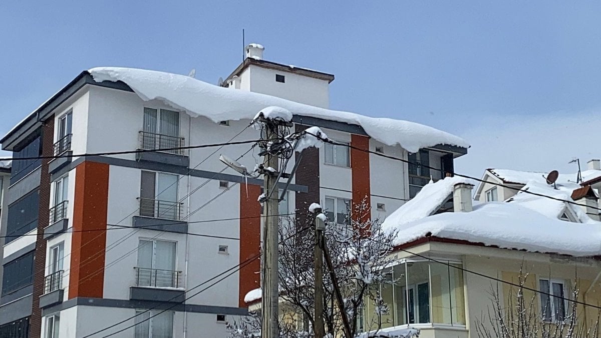 Bolu’da çatı ve tabelalardaki buz sarkıtları alarm veriyor