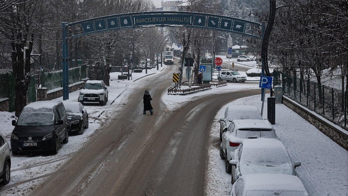 Bolu’da kar yağışı sürüyor