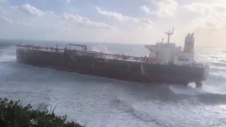 Bozcaada açıklarında ham petrol tankeri karaya oturdu