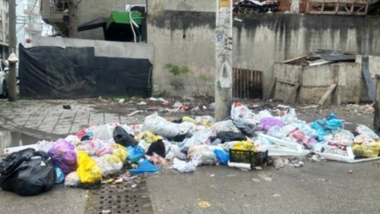 Buca’da çöpler sokakları kaplamaya başladı