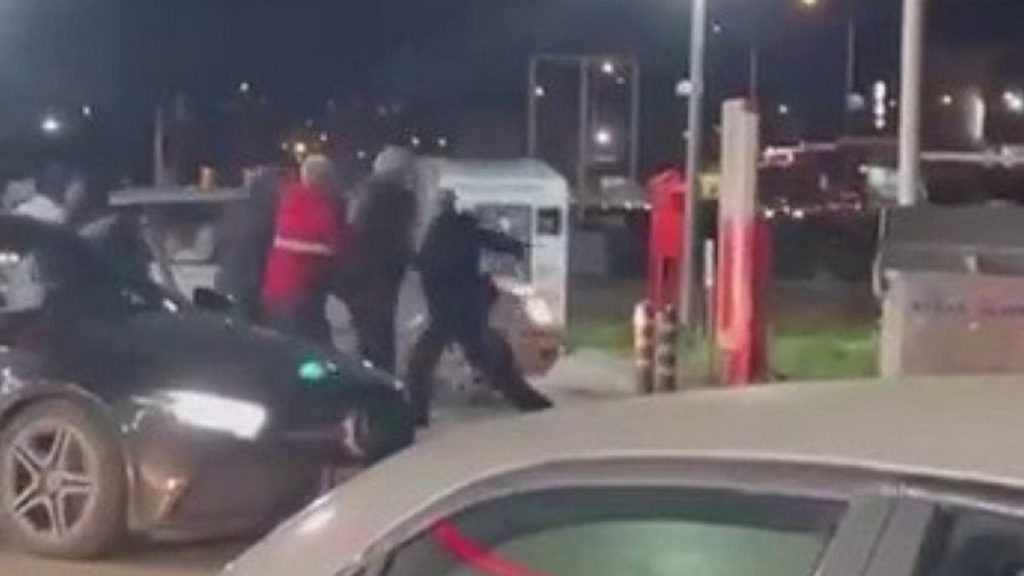 Bursa’da akaryakıt istasyonunda yumruklu kavga