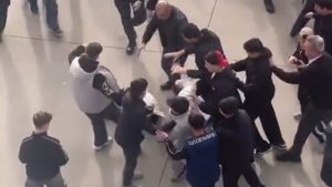 Bursa’da birbirine giren gençler korku dolu anlar yaşattı