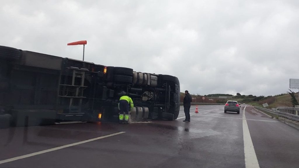 Bursa’da fırtına otobanda tırı devirdi: Sürücü kendi imkanlarıyla çıktı