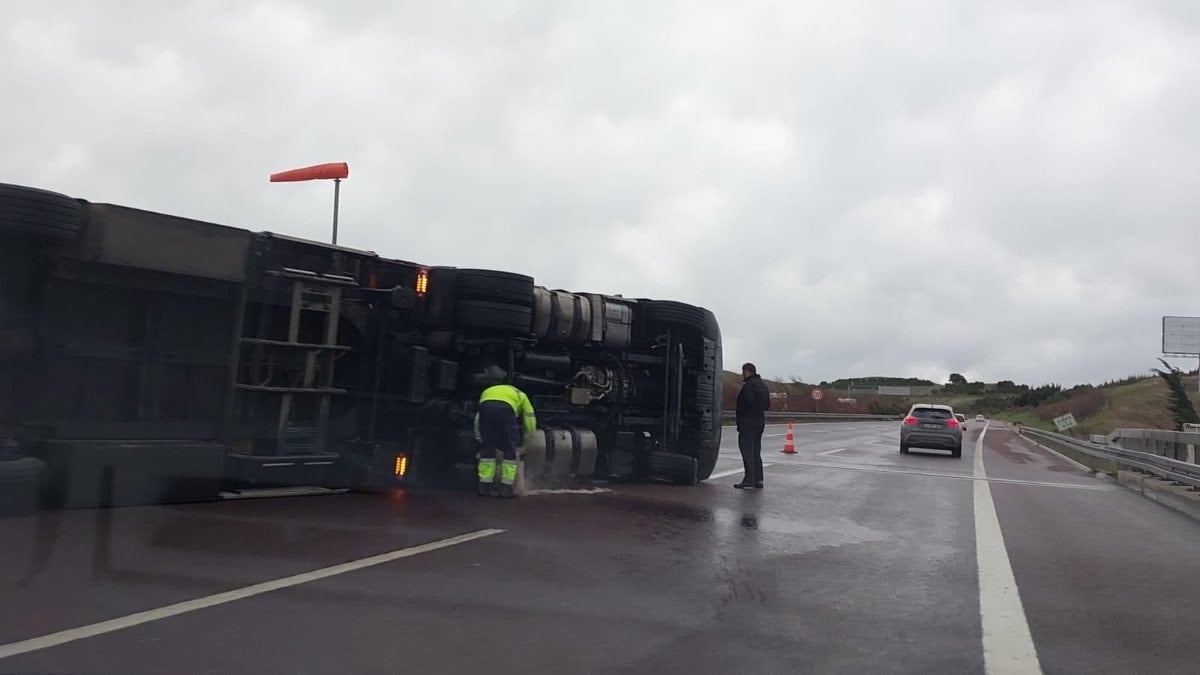 Bursa’da fırtına otobanda tırı devirdi: Sürücü kendi imkanlarıyla çıktı