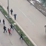 Bursa’da kar topu gerginliği: Otobüs şoförü çocukları sopayla kovaladı