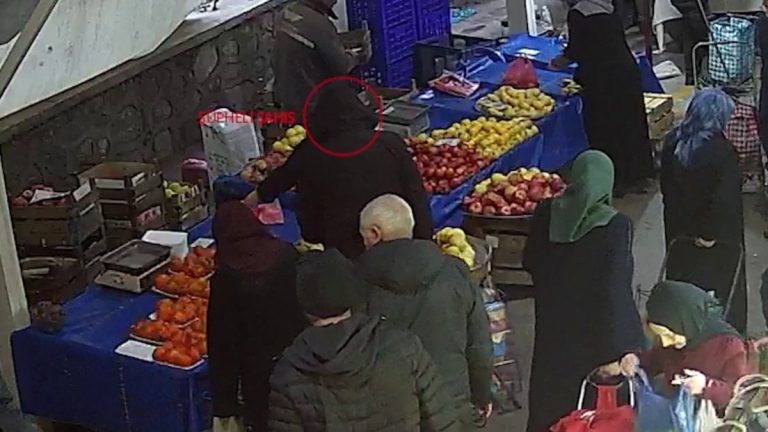 Bursa’da kaşla göz arasında hırsızlık yaptı: O şüpheliyi polis yakaladı
