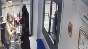 Bursa’da kuyumcunun azarladığı hırsız kaçtı