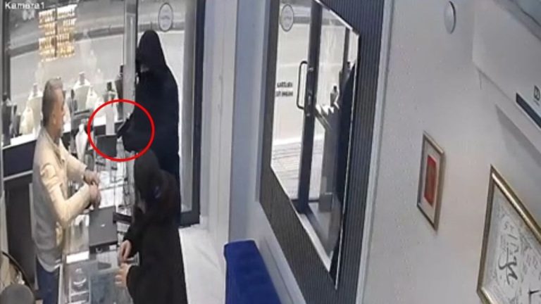 Bursa’da kuyumcunun azarladığı hırsız kaçtı