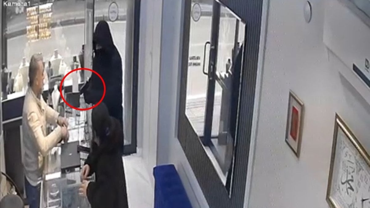 Bursa’da kuyumcunun azarladığı hırsız kaçtı