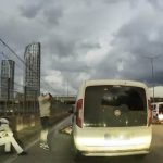 Bursa’da motosikletliye çarptı, aracının derdine düştü